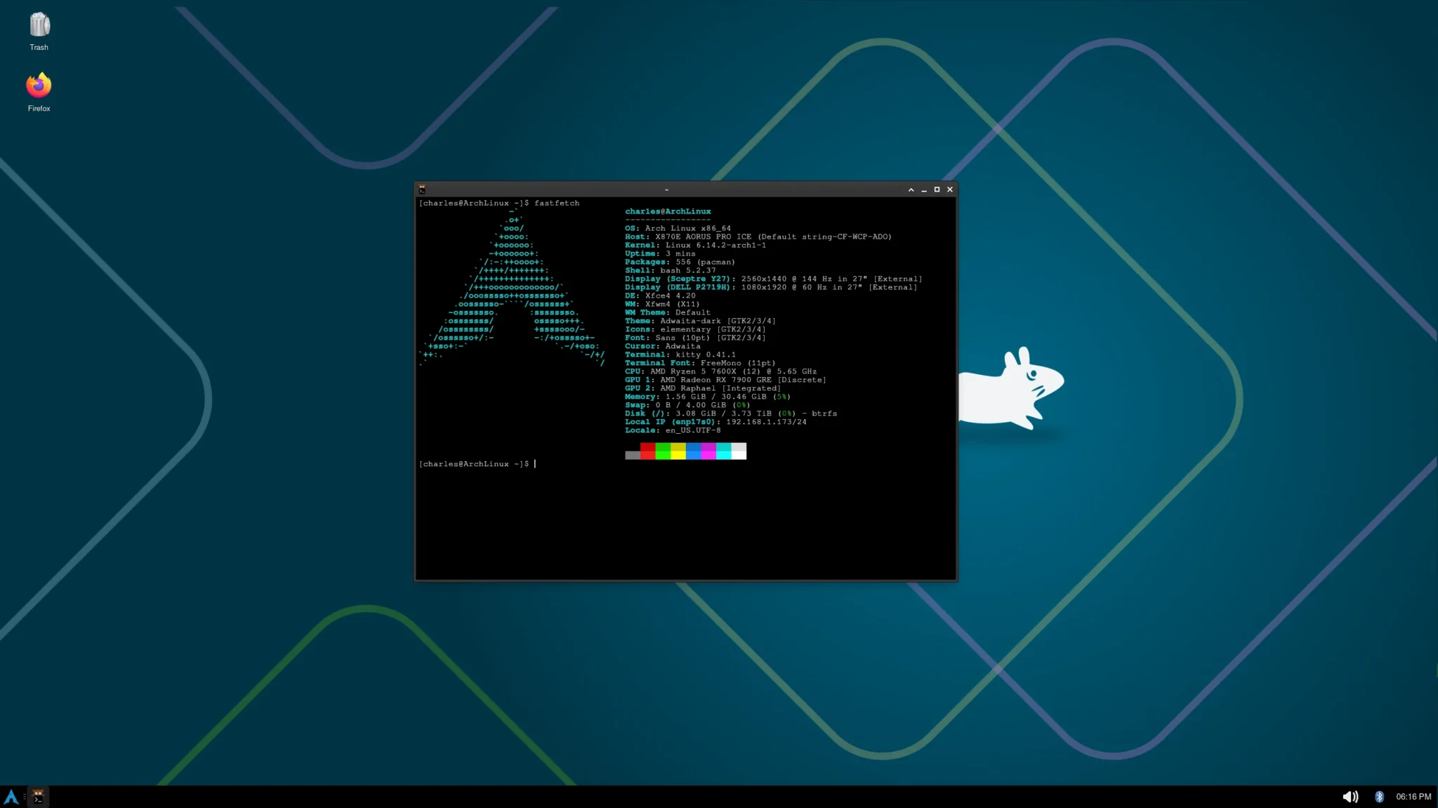 Arch Linux ISO installation desktop showing a terminal window with fastfetch system specifications over an Xfce desktop background.